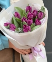 Букет из фиолетовых тюльпанов и эвкалипта 