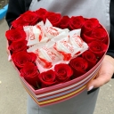 Сердце из красных роз и конфет Рафаэлло в коробочке.