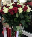 Букет из 21 красных и белых роз и Рафаэлло