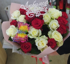 Букет из 25 шт  красных и белых роз для любимой мамы  - Розы