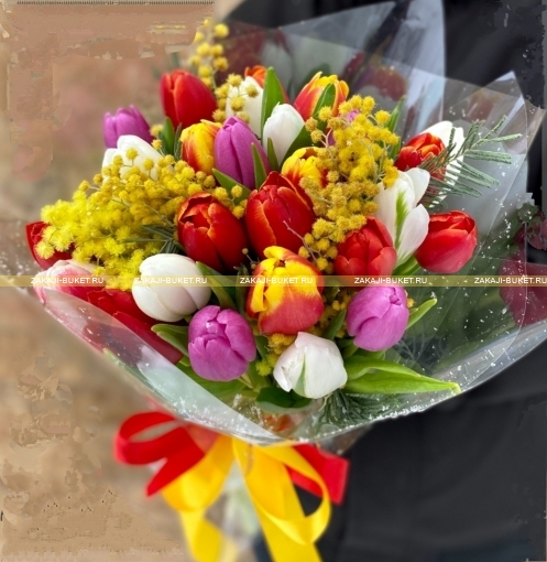 Букет из разноцветных тюльпанов и мимоз фото 1