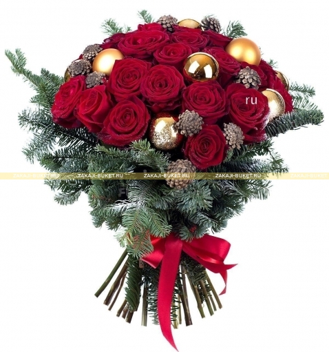 Новогодний букет из красных роз и еловых веток фото 1