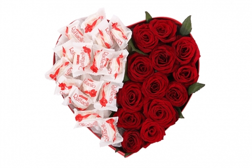 Сердце из красных роз и конфет Рафаэлло в коробочке. фото 2