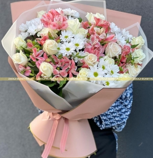  Нежный букет из хризантем , роз , альстромерии  фото 1