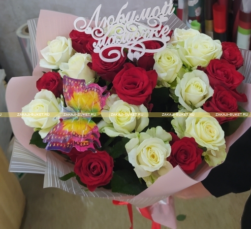 Букет из 25 шт  красных и белых роз для любимой мамы  фото 1