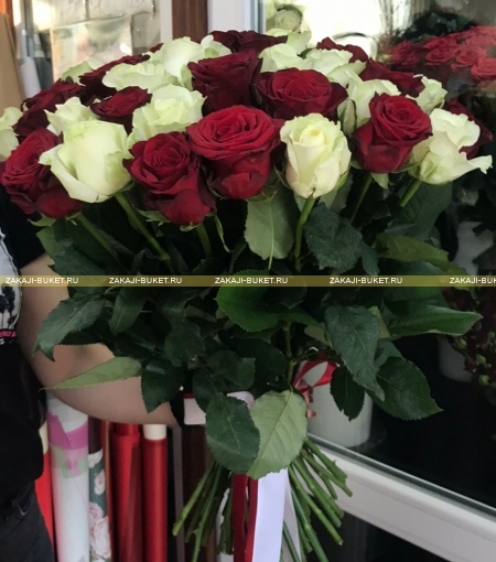 Букет из 21 красных и белых роз и Рафаэлло фото 2