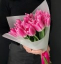 Букет из ярко - розовых тюльпанов 