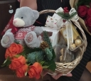 Подарочная корзина с "Мишкой" и розами