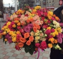  Большой букет из разноцветных роз 