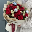 Новогодний букет из красных роз с шарами