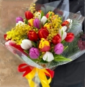Букет из разноцветных тюльпанов и мимозы ( солидаго)