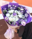  Букет из фиолетовых эустом и хризантем 