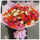 Букет из разноцветных  кустовых роз