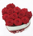 Красные розы в коробочке  "сердце"