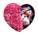 Композиция  из розовых кустовых роз, шоколадных яиц, палочек киндер.
