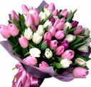 Букет из фиолетовых и белых тюльпанов