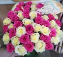 Букет из розовых и белых роз 