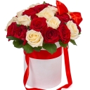 25 красных и белых роз в шляпной коробке