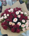 Букет из 25 кустовых красных-кремовых роз