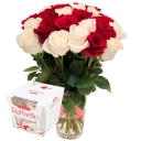 Букет из 25 красных и белых роз и Рафаэлло