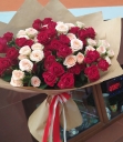 Букет из 25 кустовых красных-кремовых роз