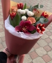 Композиция из тюльпанов , орхидеи , кустовой хризантемы 
