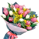 Букет из розовых и белых тюльпанов и мимозы "Солидаго"
