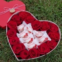 Сердце из красных роз и конфет Рафаэлло в коробочке.
