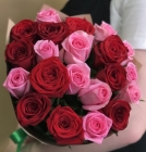 Букет из красных и розовых роз 