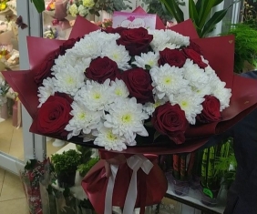 Букет из красных роз и хризантем - Хризантемы