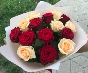 Букет из красных и кремовых роз - Розы (средние 55-60 см)