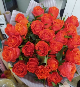 Букет из  25 алых  роз - Розы (средние 55-60 см)