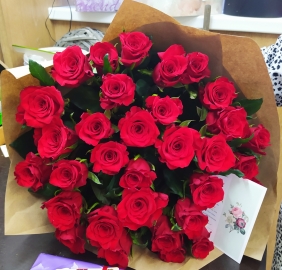 Красные розы в крафте 31 шт - Розы (средние 55-60 см)