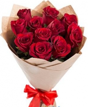 Розы (средние- 60 см) - Букет из 15 красных роз в крафте