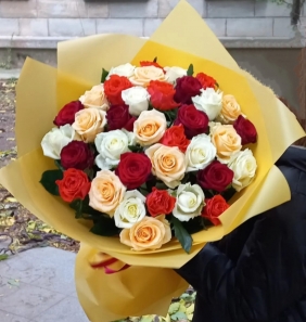 Букет из 35 разноцветных роз  - Розы (средние 55-60 см)