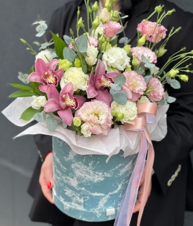  Композиция из эустом и орхидеи в шляпной коробке  - Цветочные композиции 