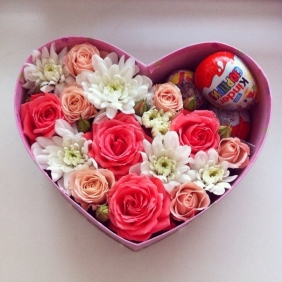 Композиция из цветов и шоколадных яиц - Розы в коробке