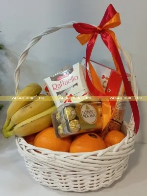 Подарочная корзина с фруктами , печеньем и конфетами - Подарочные корзины. Предзаказ за 1-2  дня до доставки .