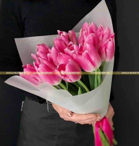 Букет из ярко - розовых тюльпанов  фото 1