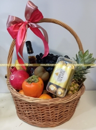Подарочная корзина большая с фруктами, коньяком и конфетами . фото 1