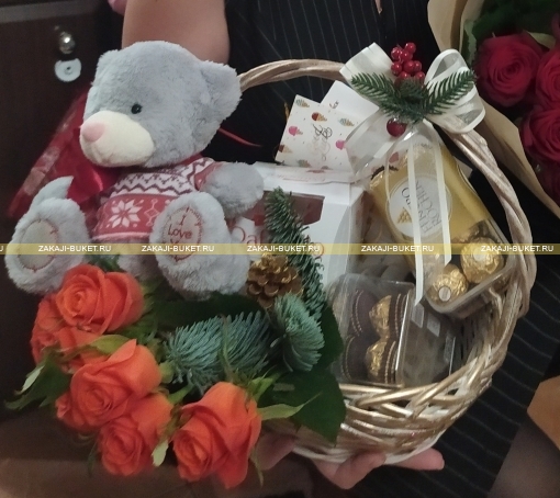Подарочная корзина с "Мишкой" и розами фото 1