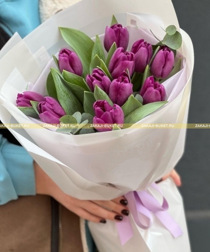 Букет из фиолетовых тюльпанов и эвкалипта  фото 1