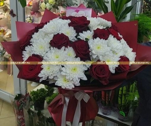 Букет из красных роз и хризантем фото 1
