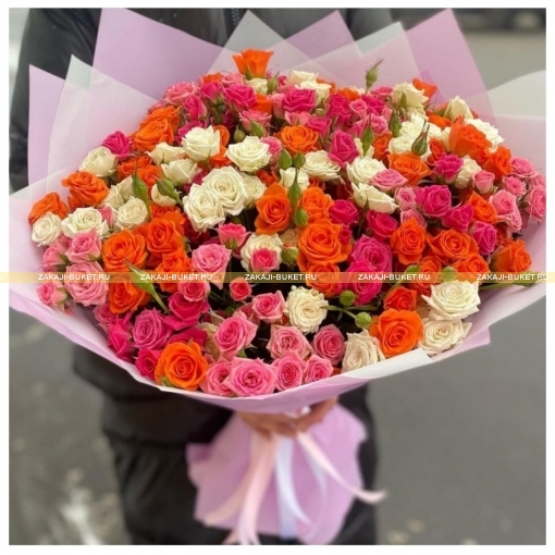 Букет из разноцветных  кустовых роз фото 1