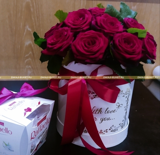 Красные розы в коробке и Раффало фото 1