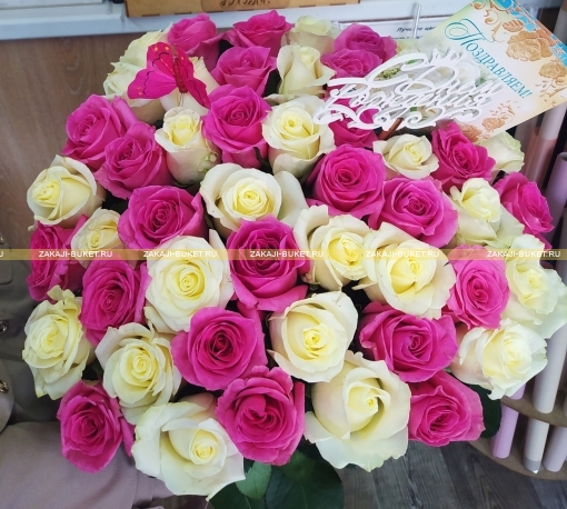 Букет из розовых и белых роз  фото 1