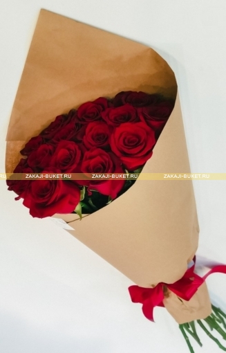 Букет из 15 красных роз в крафте фото 2