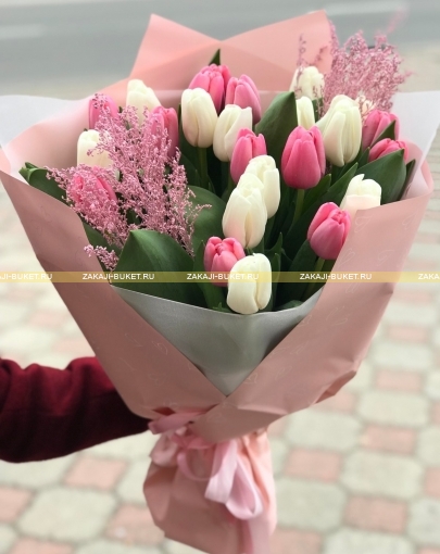 Розовые и белые тюльпаны и солидаго  фото 1