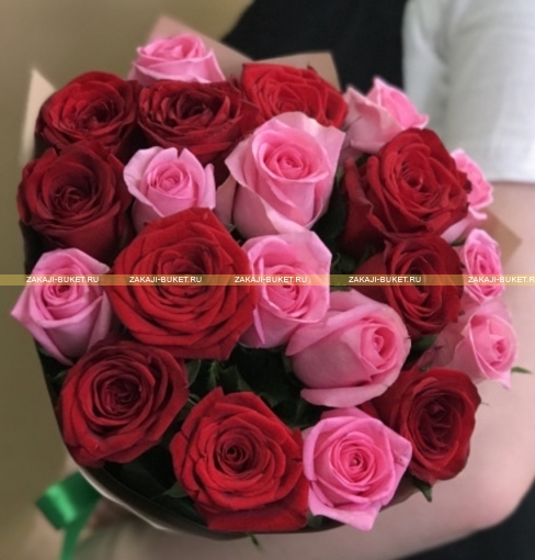 Букет из красных и розовых роз фото 1