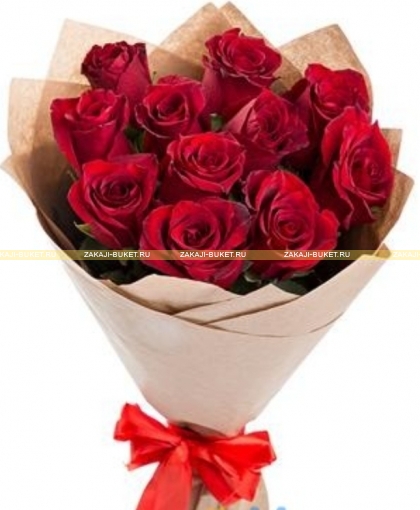Букет из 15 красных роз в крафте фото 1